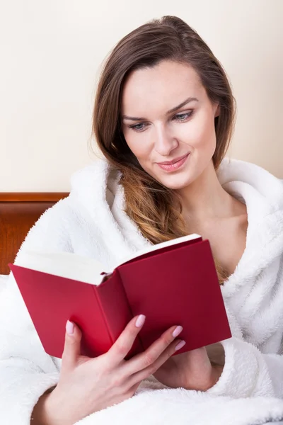 Time to relax with book — Stock Photo, Image