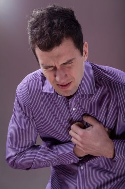 göğüs ağrısı olan adam