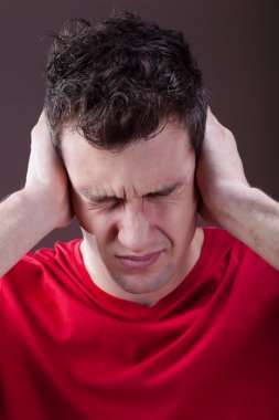 adam kapsayan kulaklar