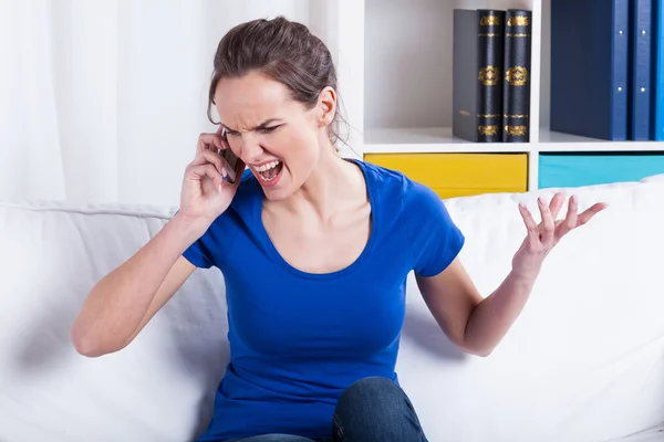 Furious woman talking on a phone — Stock Photo, Image