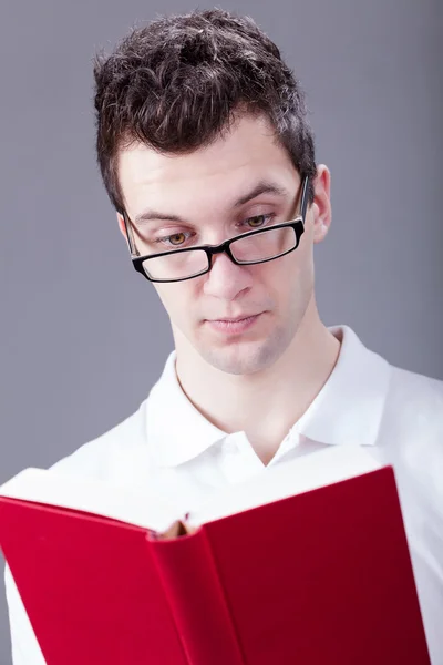 Hombre leyendo libro —  Fotos de Stock