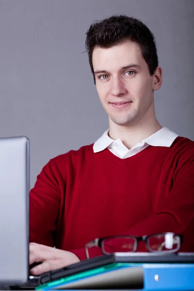 Hombre usando ordenador portátil —  Fotos de Stock