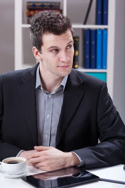 Geschäftsmann sitzt im Büro — Stockfoto