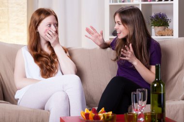 iki kız toplanıyor