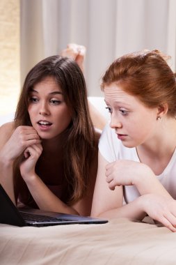 şok kız internette sörf