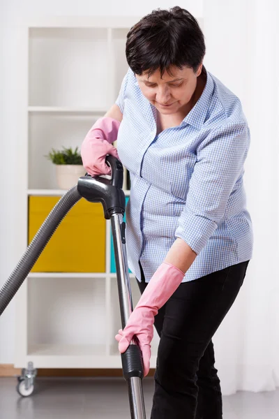 Mulher durante o hoovering — Fotografia de Stock