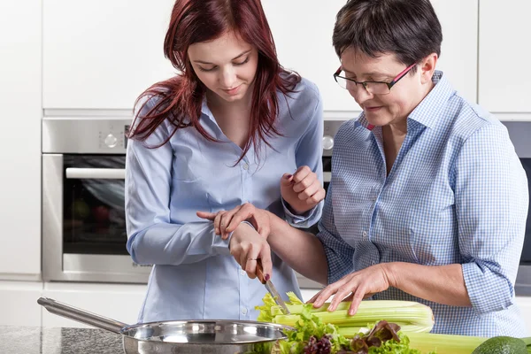 Moeder en dochter tijdens het koken — Stockfoto