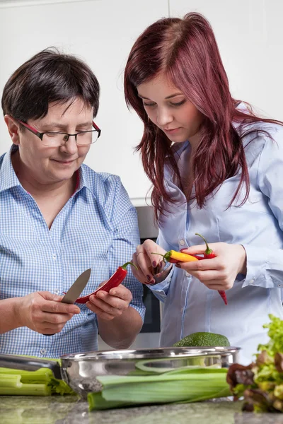 Mother and daughter preparing food — Stock Photo, Image