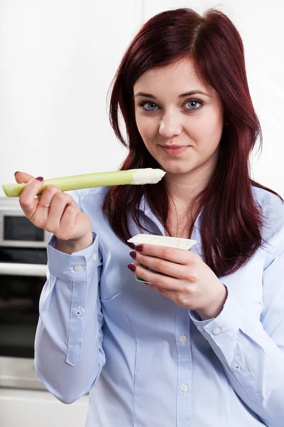 Woman eating healthy breakfast — Stock Photo, Image
