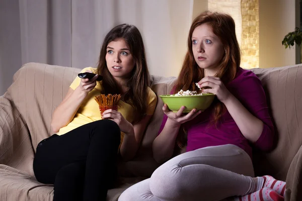 Viendo películas de miedo — Foto de Stock