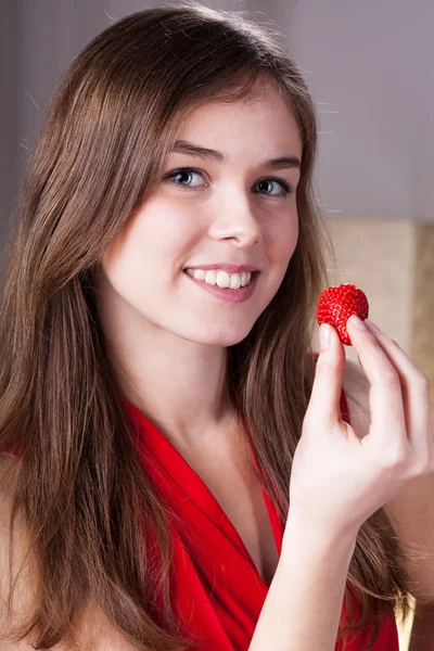 Chica comiendo fresa — Foto de Stock