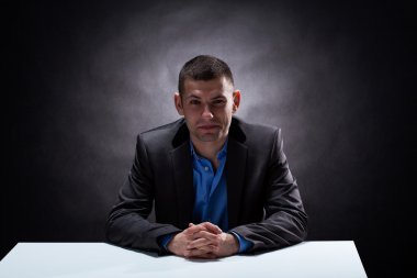 karanlık bir odada işadamı