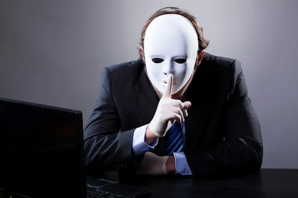 Mannen i vit mask — Stockfoto