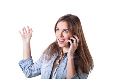 Güzel kız telefonda konuşuyor.