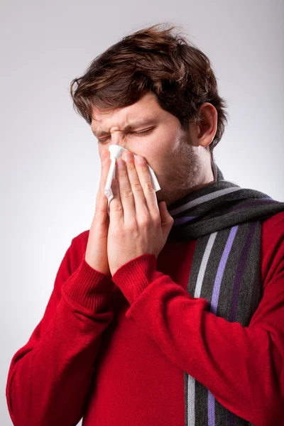 Homem que sofre de corrimento nasal — Fotografia de Stock