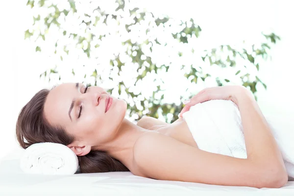 Mujer disfrutando de su tiempo en el spa —  Fotos de Stock