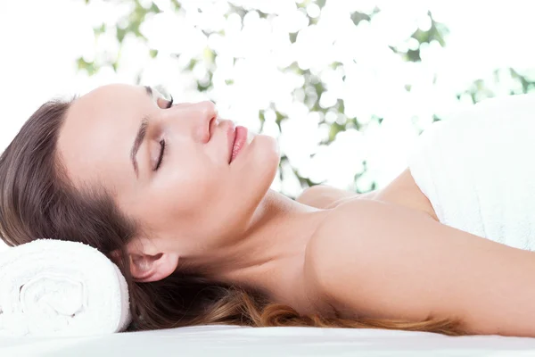 Vrouw ontspannen op massagetafel — Stockfoto