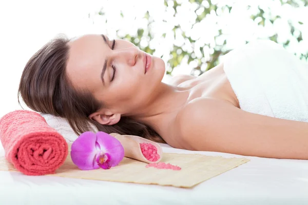 Mujer Relajándose en el Spa —  Fotos de Stock