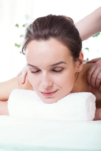 Frau bekommt Massage — Stockfoto