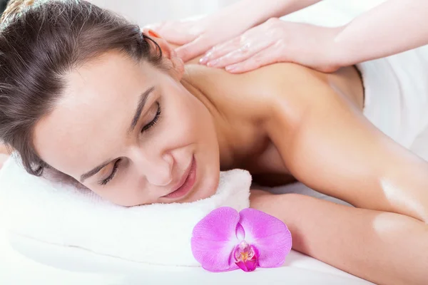 Mulher desfrutando de sua massagem — Fotografia de Stock