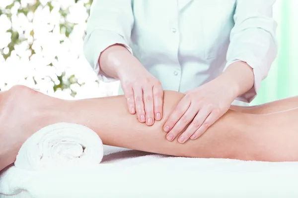 Massage op de salon van de schoonheid — Stockfoto