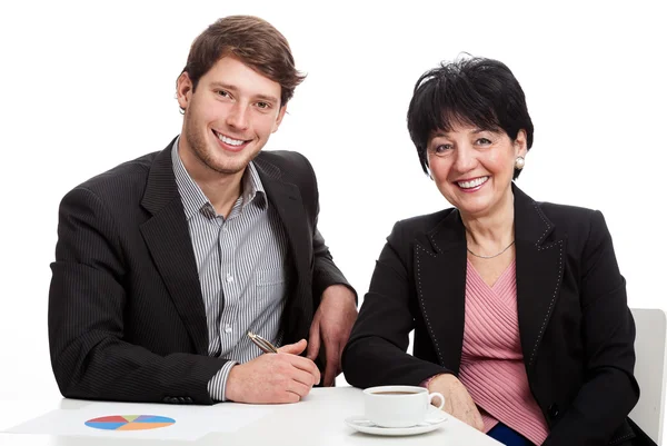 Travailleurs souriants pendant le travail — Photo