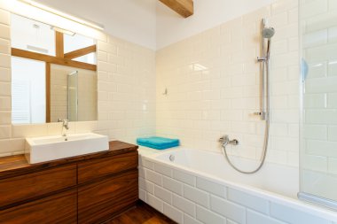 Beyaz seramik banyo