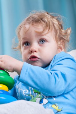 Küçük çocuk oynuyor. 