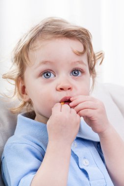 sevimli küçük çocuk kapalı