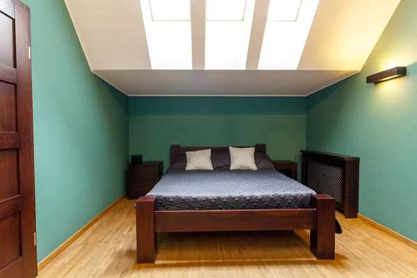 Современная спальня в бирюзовых тонах — стоковое фото
