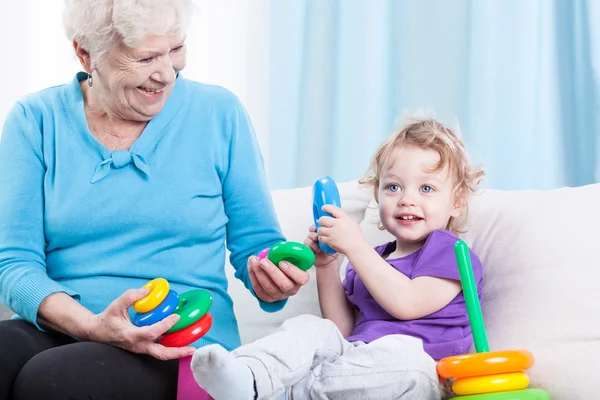 Grand-mère jouant avec petit-fils — Photo