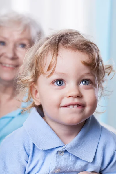 Grootmoeder met kleinzoon — Stockfoto