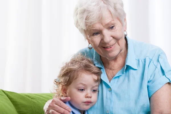 Mormor med barnbarn — Stockfoto