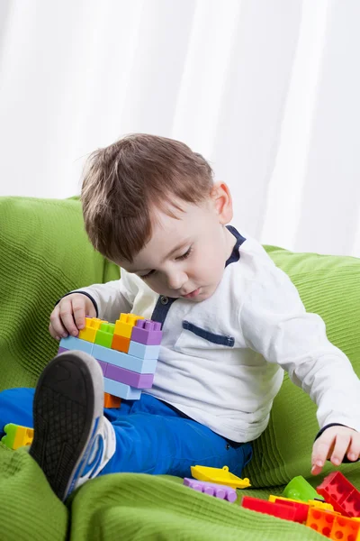 Menino brincando — Fotografia de Stock