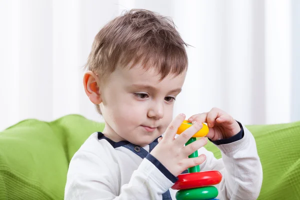 Menino brincando — Fotografia de Stock