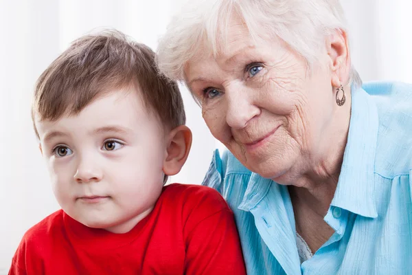 Mormor med barnbarn — Stockfoto