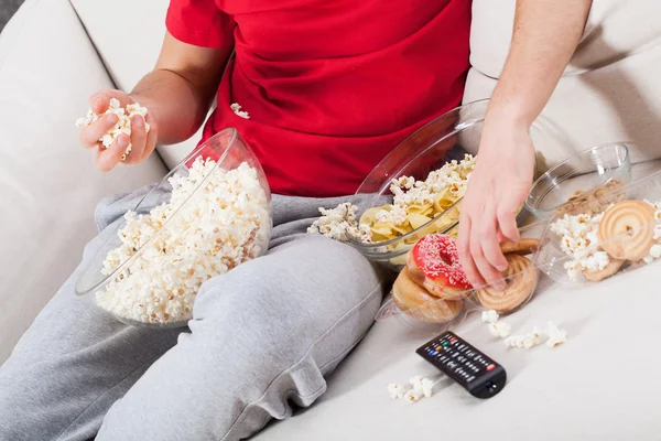 Sofá patata viendo la televisión — Foto de Stock