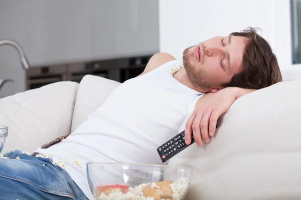 Uomo stanco che dorme sul divano — Foto Stock