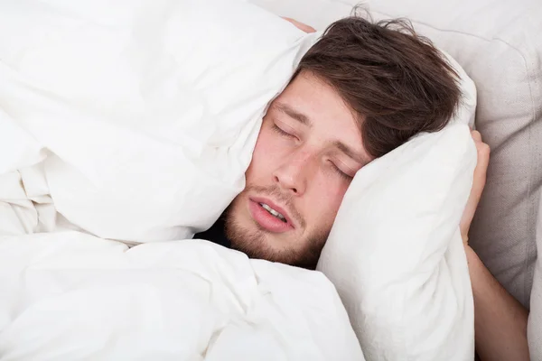 Hombre durmiendo en la cama — Foto de Stock