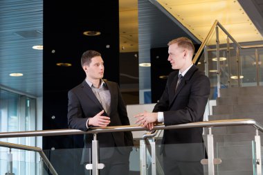 ofiste tartışırken iş adamları