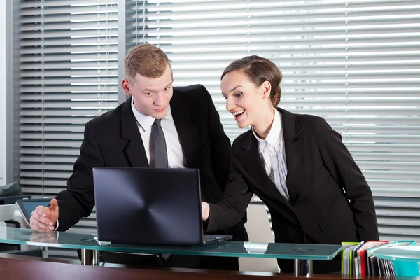 Office colleagues talking — Stock Photo, Image