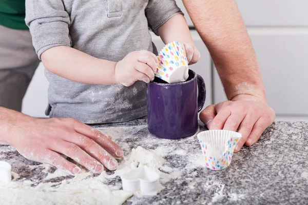 Far undervisning son bakning cookies — Stockfoto