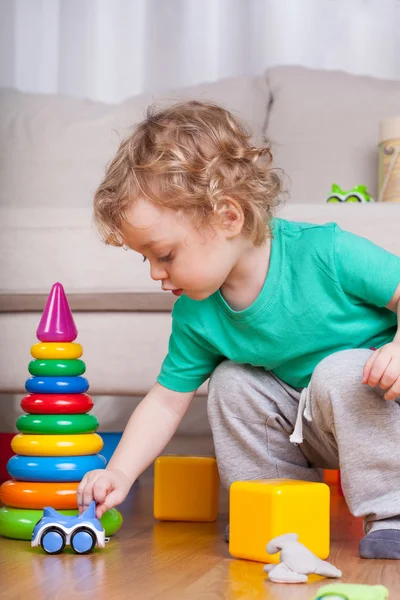 Pojke leker med leksaker — Stockfoto