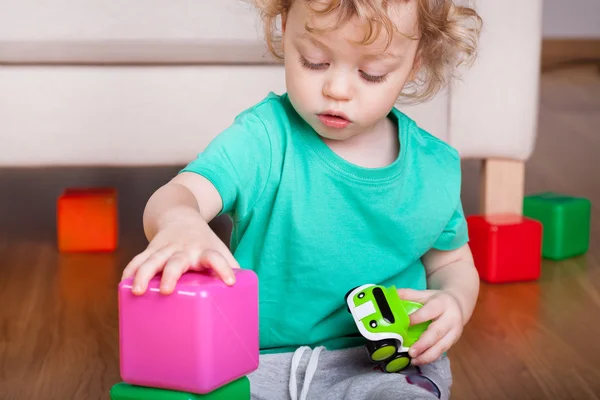 Niño jugando con juguetes de bloque —  Fotos de Stock