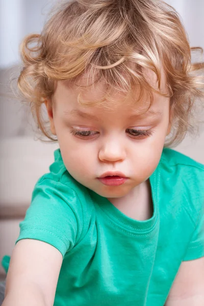 Niedlicher kleiner Junge — Stockfoto