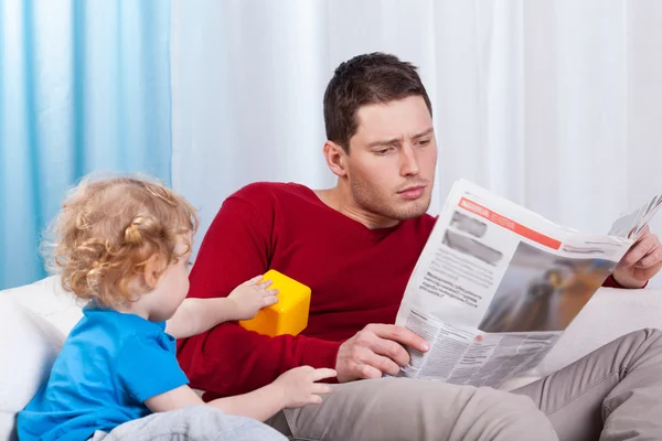 Bambino annoiato guardando il padre — Foto Stock