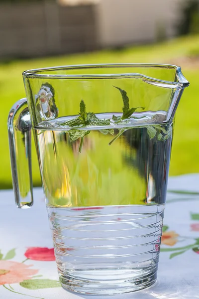 Cold drink in garden — Stock Photo, Image
