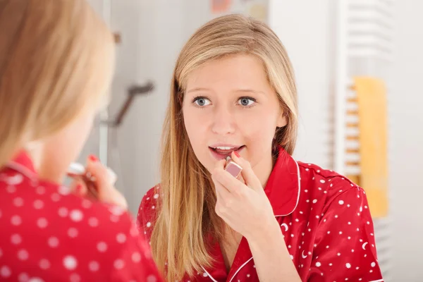 Frau bemalt ihre Lippen — Stockfoto