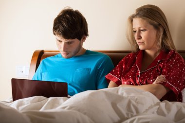 yatakta akşam sörf