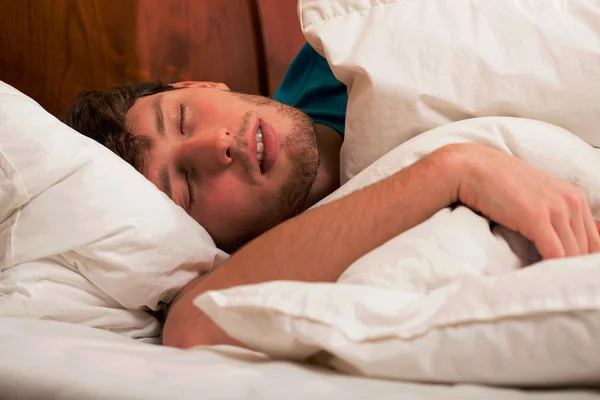 Joven durmiendo. — Foto de Stock